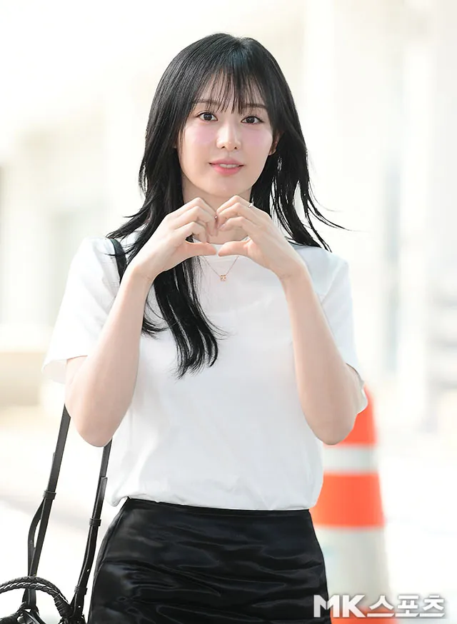 金智媛有求必應，比出愛心。翻攝MK體育