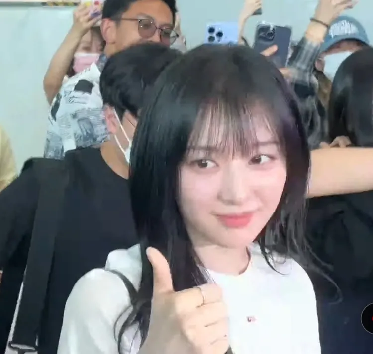 有粉絲提到IG換了大頭貼，金智媛比出大大的讚。翻攝YouTube