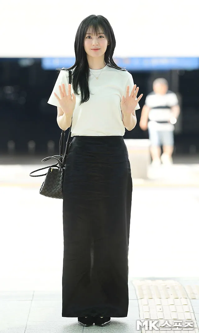 金智媛穿著白色T恤搭配黑色長裙。翻攝MK體育