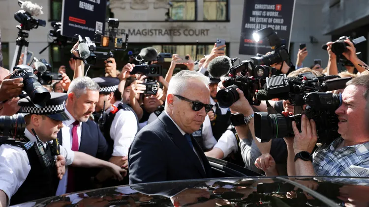 在地方法院被外，愛德華茲在記者跟拍中上了一輛汽車。路透社