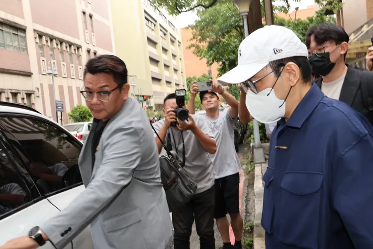黃子佼面對詢問仍不發一語，在律師開門下直接上車離去。莊宗達攝