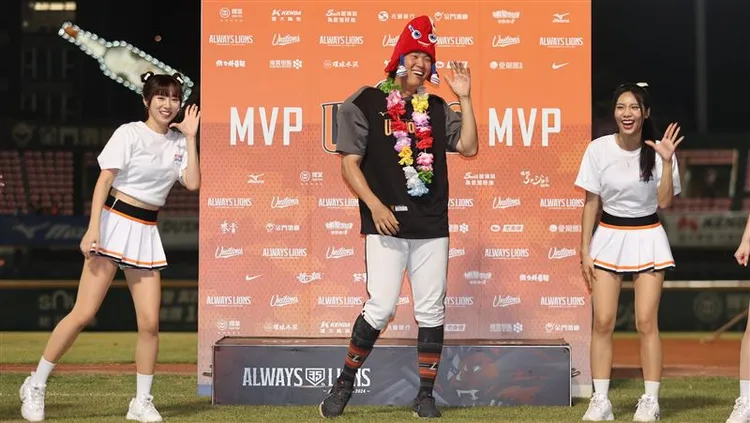 古林睿煬特別戴著巴黎奧運吉祥物帽子上台。   統一獅提供