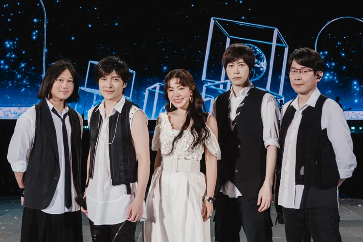 丁噹首次擔任師兄演唱會嘉賓。相信音樂提供