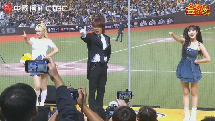 TANAKA以台語「打給厚」打招呼。翻攝YouTube