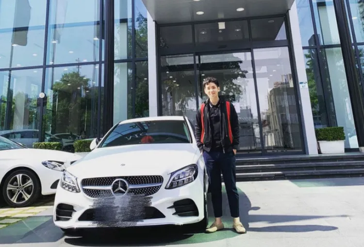 陳逸軒的父親也是知名老牌律師、2人共同經營事務所，陳的IG常秀出名車、名錶照片。翻攝陳逸軒IG