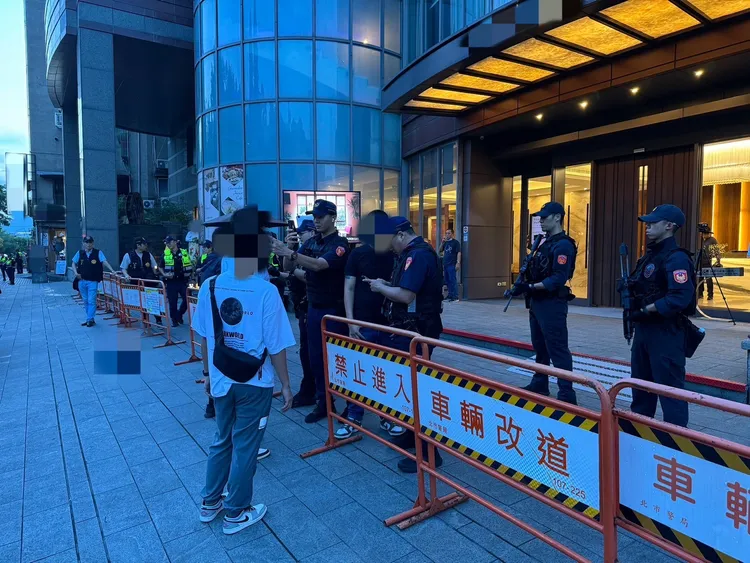 北聯副幫主「康哥」溫泉會館夜宴席開12桌，警方出動近百人到場盤查。翻攝畫面