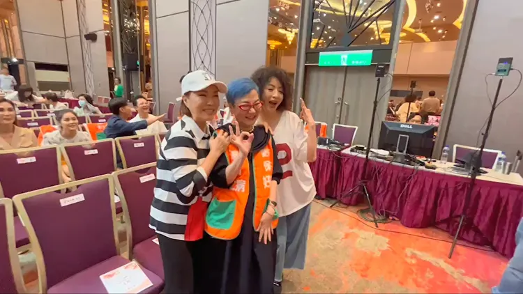 葉璦菱（左起）、張小燕、李芳雯合照。讀者提供