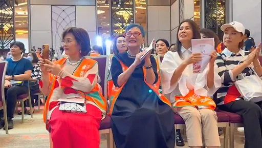 甩黃子佼陰霾!張小燕罕見現身活動 唱歌又拍照「笑容藏不住」