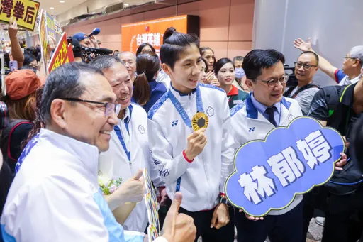 侯友宜親接機奧運金牌林郁婷 連喊「非常感動」!大讚新北之光、台灣驕傲