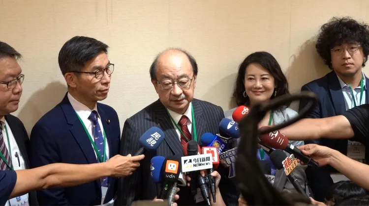 立法院民進黨團代表柯建銘一早就到憲法法庭等待旁聽。張欽攝影