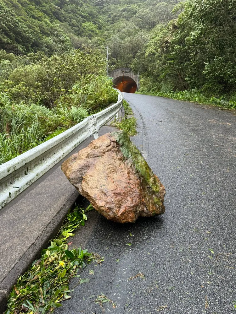 奄美大島道路落石。翻攝自X_@xm177