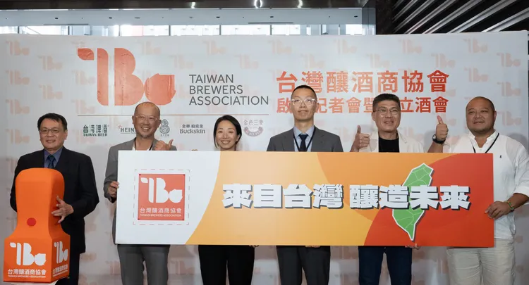 台灣菸酒公司董事長丁彥哲(左起)、海尼根台灣董事總經理吳建甫、臺虎精釀執行長許若瑋、金車啤酒研究所總監李玉群、掌門精釀董事長簡良益、金色三麥集團董事長葉冠廷、等六大本土釀酒商代表，出席台灣釀酒商協會啟動記者會，盼望政府推動政策支持本土釀酒生態系。業者提供
