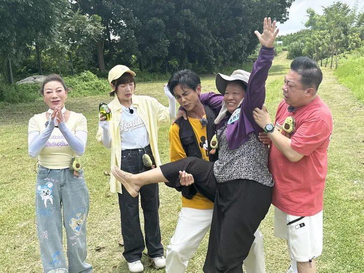 職人媽媽（右二）跳到阿翔（中）身上，豐腴的身材讓阿翔哇哇叫。民視提供