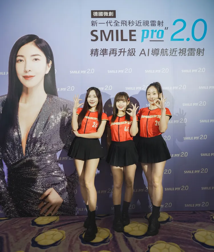 味全龍啦啦隊做完SMILE Pro近視雷射大呼很方便，沛沛(左)說：「單眼雷射只要10秒，真的很快」