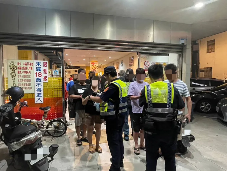 大園警分局執行雷霆除暴專案。大園警分局提供