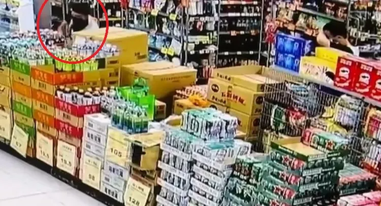 蕭姓男店員看到黃男持辣椒水噴同事臉部，上前制止發生拉扯。翻攝「黑豪家族」