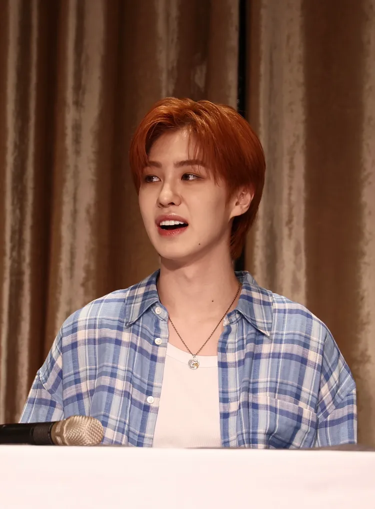 AYDEN對基隆正濱漁港彩色屋拍MV印象深刻。彭欣偉攝