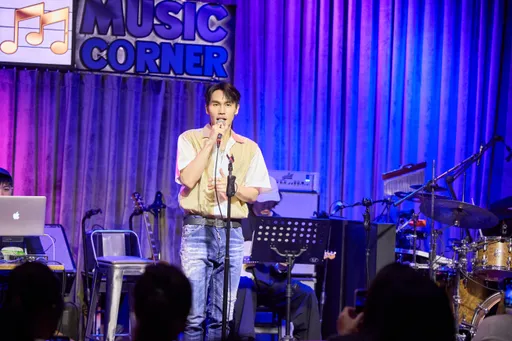 周定緯唱一半被突襲哽咽了 她現身送驚喜幫慶生加碼紅包