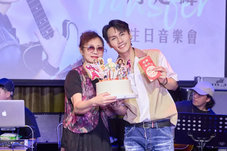 周媽媽送兒子蛋糕跟紅包。耳朵先生提供