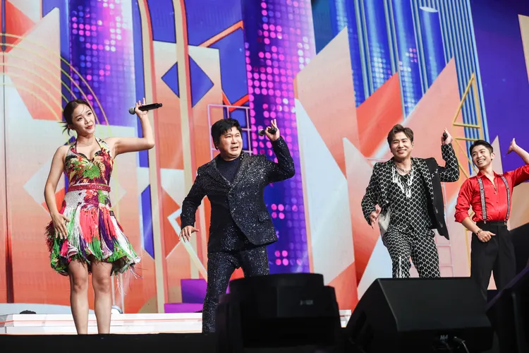 胡瓜領與歐漢聲、賴慧如載歌車舞。高流提供