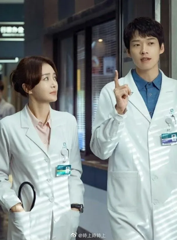 秦嵐（左）和小10歲的魏大勛姊弟戀傳出告終。翻攝關於唐醫生的一切微博