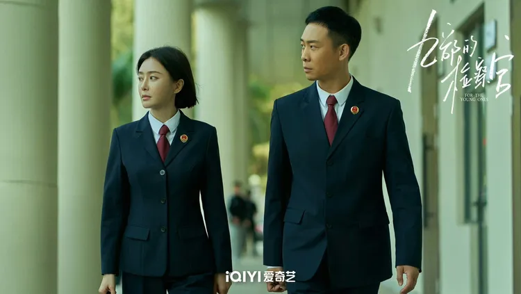 秦嵐（左）新戲跟張譯合作。翻攝《九部的檢察官》微博