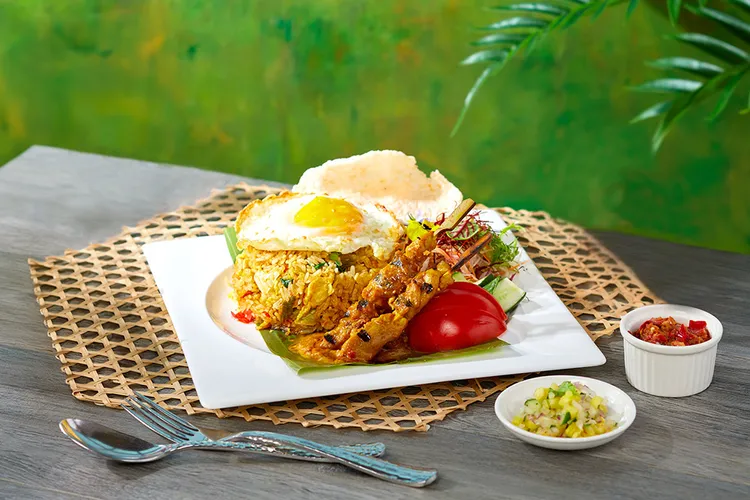 「印尼經典雞肉炒飯」是印尼重要的家戶料理，其經典程度甚至登上2010年歐巴馬總統訪印尼的國宴菜單。業者提供