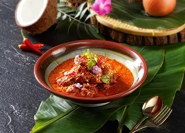 「印尼香料仁當牛肉」主廚嚴選牛肉，置入椰漿、月桂葉等多種香料，慢火燉煮至肉質軟嫩、吸飽香氣，再加入椰絲、攪動至收汁，椰香飽滿、微辣中帶肉香。業者提供