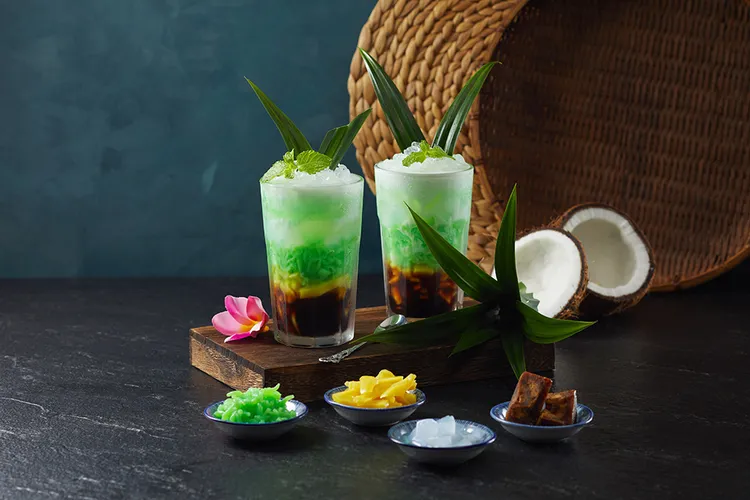 「甜蜜香蘭涼粉珍多冰」此菜從印尼發跡的甜品，當地人用香蘭葉跟豆粉，製成帶有翡翠淡綠色的粉條，搭配椰奶、煉乳，以及擁有奶油跟濃厚果香的波羅蜜，香氣十足、消暑冰涼。業者提供