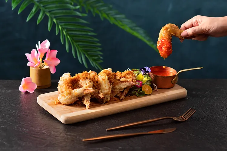 「印尼黃金雞翅佐甜辣醬」以香茅、南薑跟椰絲等獨特的南洋香料醃製雞翅，酥炸至外脆內嫩完美程度，再佐以酸甜清爽的印尼式炸雞沾醬，為世界風靡的炸雞料理。業者提供