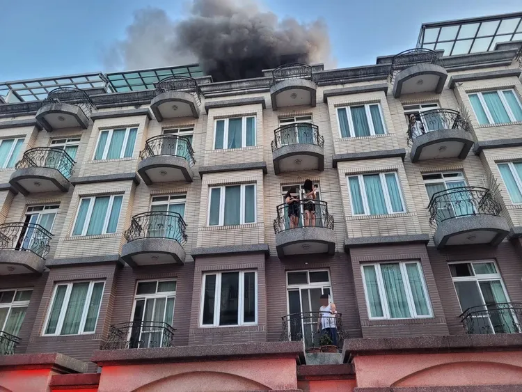 住戶在陽台呼救。消防局提供