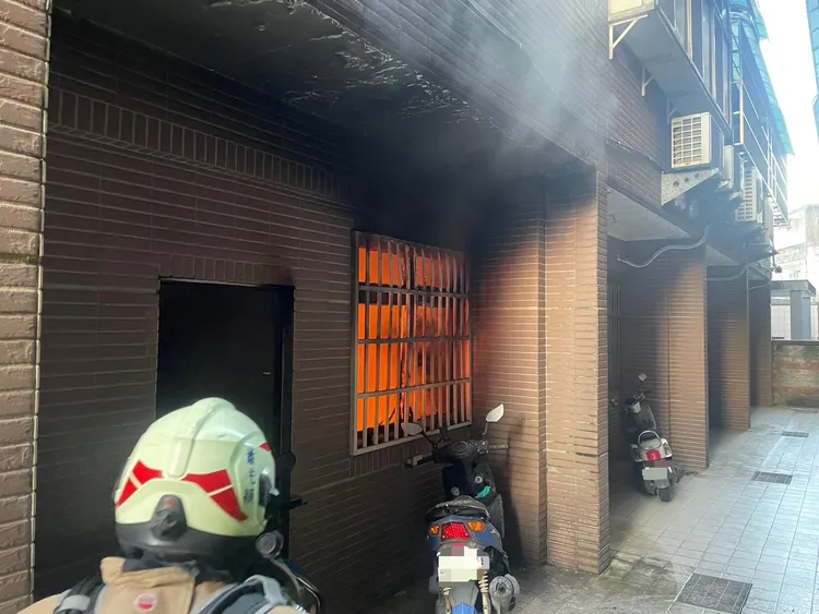 火勢從1樓竄出。消防局提供