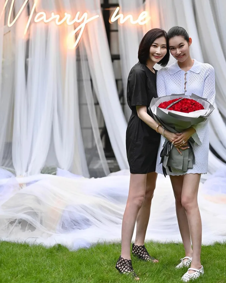 錢德月（左）與剛被求婚完的女兒Tiffany合照。翻攝錢德月IG