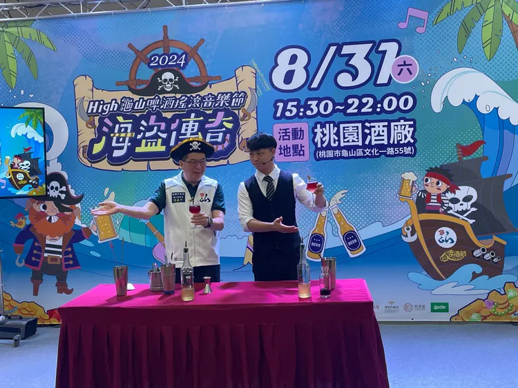 龜山區長張嘉平現場調酒。張沛森攝