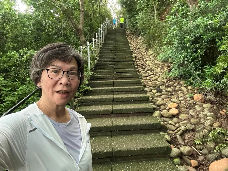 蔡壁如今晨照常爬山運動。翻攝其臉書