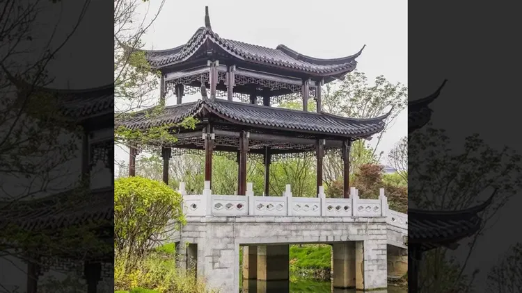 被雷劈倒的涼亭原貌。翻攝自《上游新聞》