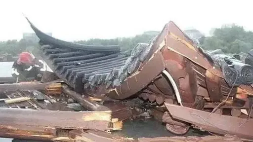 新公園橋上涼亭「竟被雷劈倒」　釀6死10傷慘劇