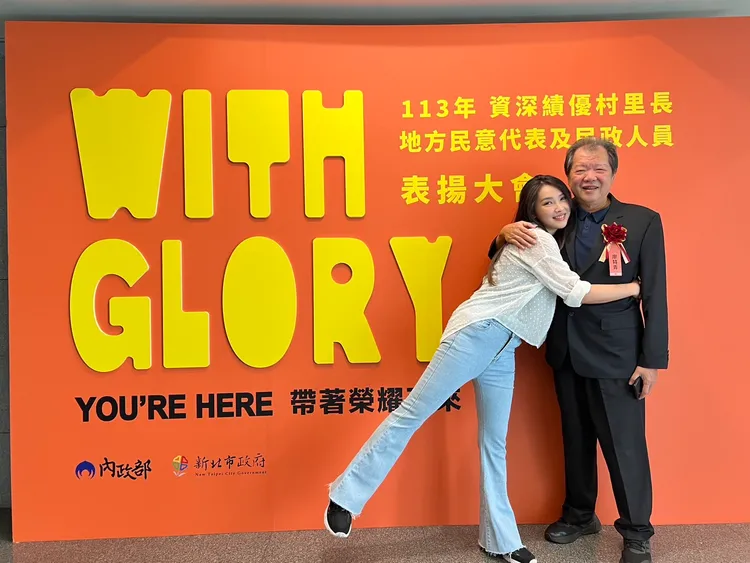 廖庭瑩與父親感情融洽，曾為父親里內回收物亂丟案件發文抱不平。民政局提供