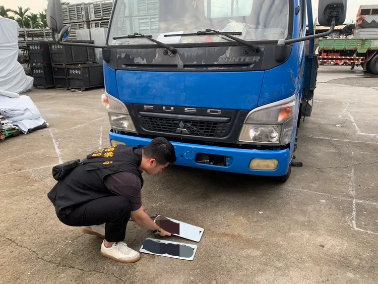 某運輸公司因車輛逾期檢驗已遭監理站註銷，使用偽造車牌。警方提供