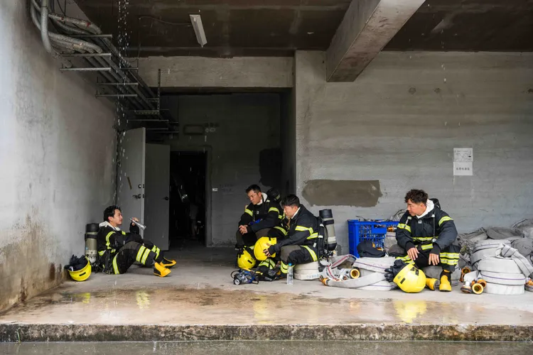 《嗨！營業中》第四季 體驗打火英雄執勤辛勞和危險。好看娛樂提供