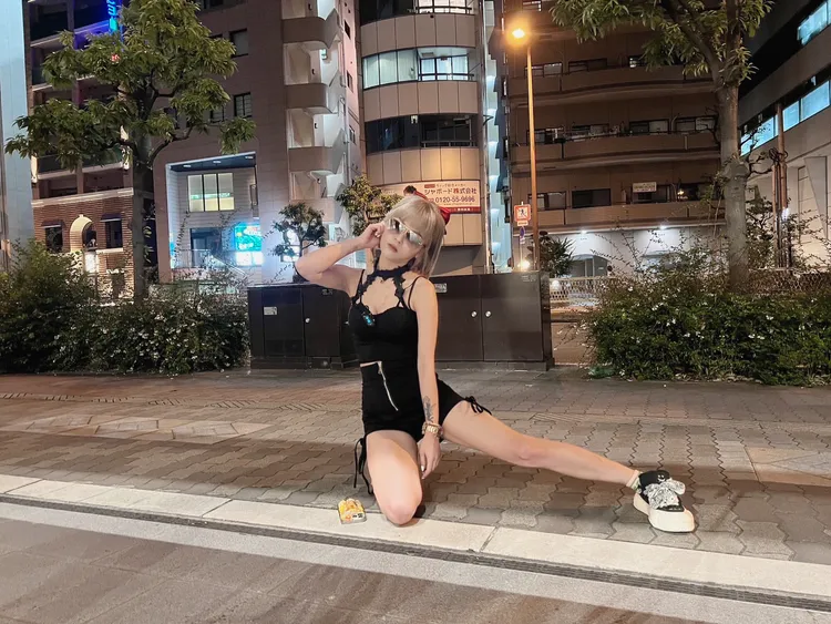 丟丟妹直播能力強，業績好，曾以爆乳裝上陣。丟丟妹提供