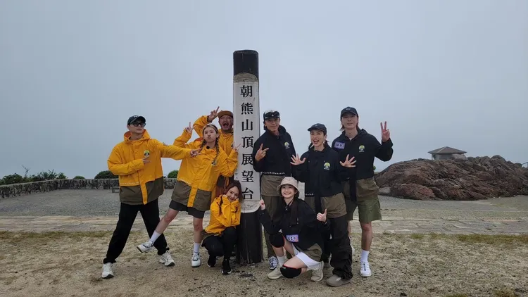 王子（左起）、妙莎、 KID、郭靜、坤達、晏柔中、魏如昀、陳勢安等前進日本中部鳥羽出外景。《綜藝玩很大》提供