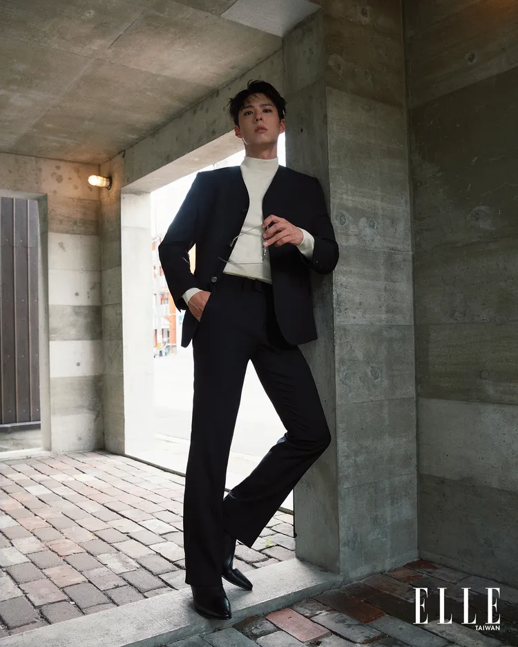 朴寶劍穿著CELINE高領毛衣、羊皮風衣以及經典長褲。《ELLE》國際中文版雜誌提供