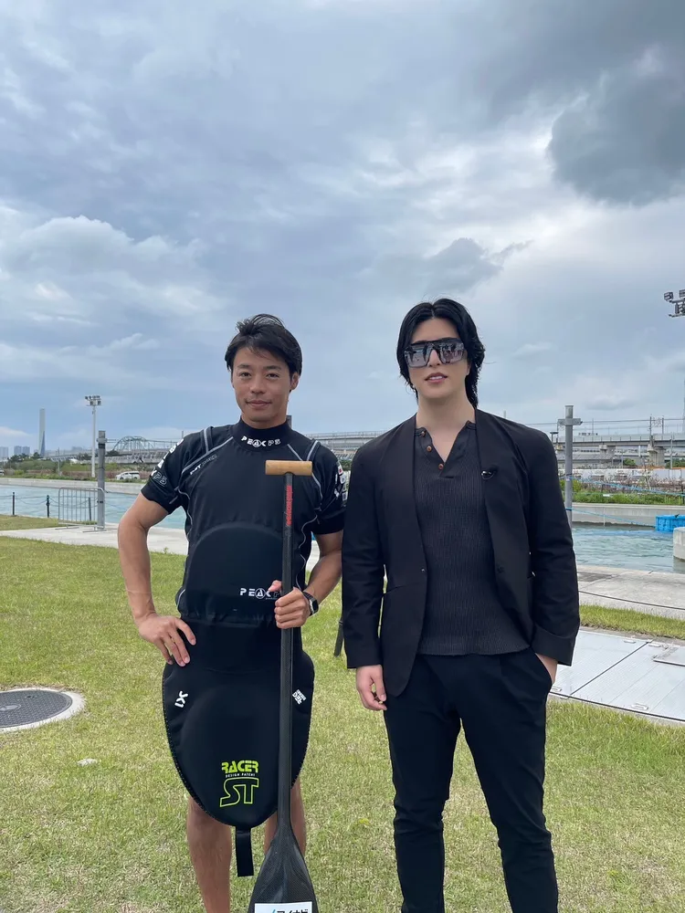 羅蘭（右）邀請本屆奧運輕艇激流選手羽根田卓也擔任教練。三立提供