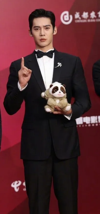 于適奪最佳新人。翻攝ba哥專用微博