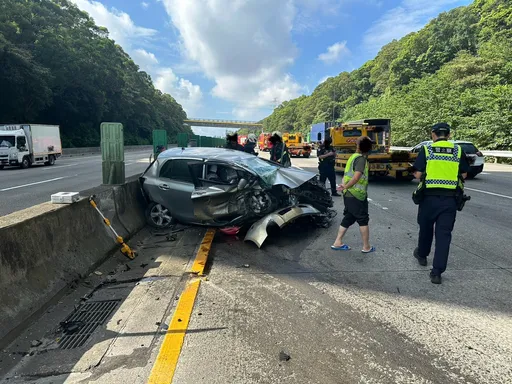 分心撿拾車內掉落物 小客車國道撞護欄釀2傷