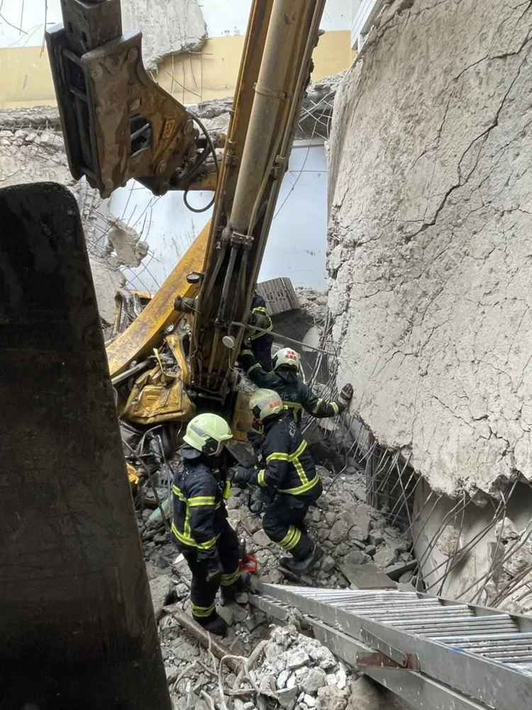 消防人員無法接觸受困工人。消防局提供