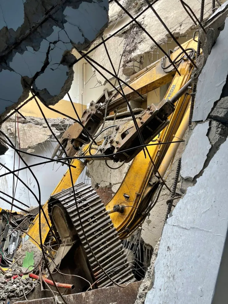 楊姓工人被壓在怪手下身亡。消防局提供