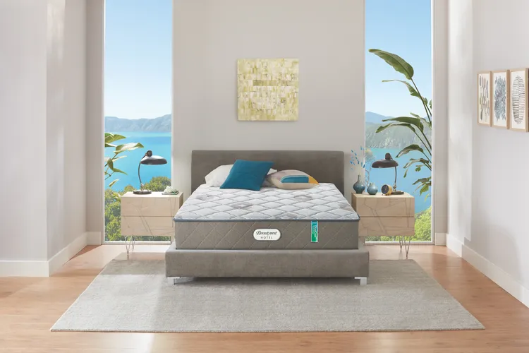 「美食滿額抽大獎」獎項包含頂級席夢思「奇境系列」床墊等。寒舍集團提供