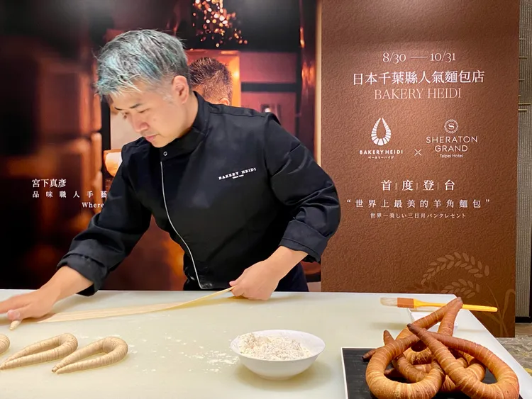 主廚宮下真彥製作「新月羊角」。莊偉祺攝